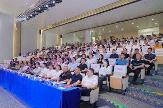 比赛现场观众热情澎湃助威声不绝于耳
