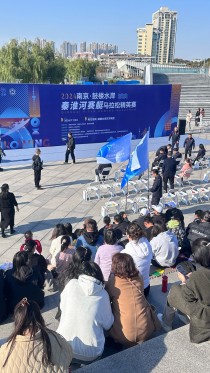 比赛现场观众热情澎湃助威声不绝于耳